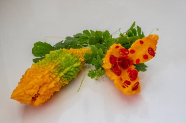 Acı kavun ya da organik bahçedeki Momordica Charantia bitkisi. Türkçe adı kudretli nardır.