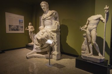 Burdur, Türkiye, 17 Ekim 2023: Burdur Arkeoloji Müzesi. Tarihi bir bina. Kültür mirası. Portal... heykeller. Antika. Antika. Medeniyetin yükselişi