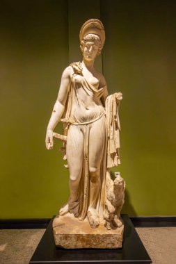 Burdur, Türkiye, 17 Ekim 2023: Burdur Arkeoloji Müzesi. Tarihi bir bina. Kültür mirası. Portal... heykeller. Antika. Antika. Medeniyetin yükselişi