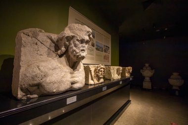 Burdur, Türkiye, 17 Ekim 2023: Burdur Arkeoloji Müzesi. Tarihi bir bina. Kültür mirası. Portal... heykeller. Antika. Antika. Medeniyetin yükselişi