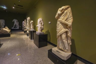 Burdur, Türkiye, 17 Ekim 2023: Burdur Arkeoloji Müzesi. Tarihi bir bina. Kültür mirası. Portal... heykeller. Antika. Antika. Medeniyetin yükselişi