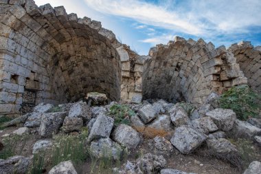 Türkiye 'nin Antalya ilinin Perge (Perga) kentinde bulunan nemfomanın (nymphaion) manzaralı kalıntıları. Antik Yunan şehrinin muhteşem manzarası. Perge Türkiye 'de popüler bir turizm beldesi.