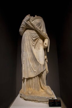 24 Ekim 2023, Antalya, Türkiye: Antalya Arkeoloji Müzesi galeri salonunda antik Perge kentinin kazılarında kadın mermer heykeli bulundu.