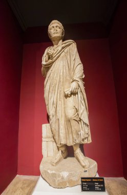 24 Ekim 2023, Antalya, Türkiye: Katip 'in mermer heykeli, Antalya Arkeoloji Müzesi' nin galeri salonunda antik Perge şehrinin kazılarında bulundu..