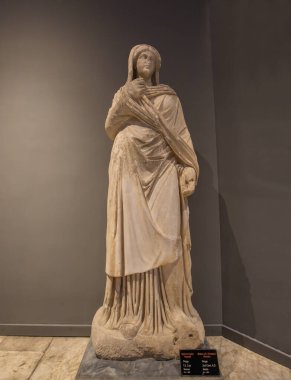 24 Ekim 2023, Antalya, Türkiye: Antalya Arkeoloji Müzesi 'nin galeri salonunda antik Perge şehrinin kazılarında bulunan, giyinmiş bir kadının mermer heykeli.