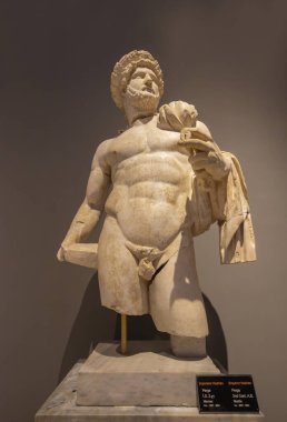 24 Ekim 2023, Antalya, Türkiye: İmparator Hadrian 'ın mermer heykeli, Antalya Arkeoloji Müzesi' nin galeri salonunda antik Perge kentinin kazılarında bulundu..