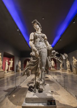 24 Ekim 2023, Antalya, Türkiye: Antalya Arkeoloji Müzesi 'nin galerisindeki görkemli Yunan antik kadın heykeli ve diğer heykeller