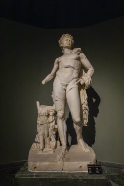 24 Ekim 2023, Antalya, Türkiye: İmparator Traian 'ın mermer heykeli, Antalya Arkeoloji Müzesi' nin galeri salonunda antik Perge şehrinin kazılarında bulundu..