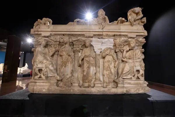24 Ekim 2023, Antalya, Türkiye: Antalya Arkeoloji Müzesi 'nde rahatlatıcı lahit. Antik Lycian cenaze törenleri ve mezarları