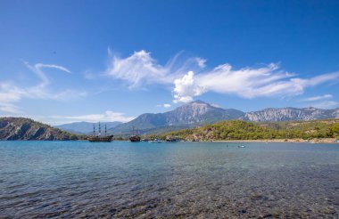 Antalya Kemer 'deki Phaselis Antik Şehri. Muhteşem plajlar, sakin deniz, muhteşem şnorkeller ve hayal gücünü kuran antik harabeler içinde her şey hazır. Büyüleyici tarihi yer. Huzurlu bir plaj..