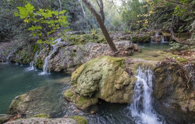 Kursunlu Şelalesi (Türkçe: Kursunlu selalesi) Antalya, Türkiye 'den 19 km uzaklıktadır..