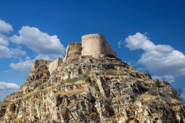 Kastamonu 'nun ana sembollerinden biri olarak, kale şehrin en yüksek noktasından şehrin tacı gibi duruyor. Şato M.S. 12. yüzyılda Komnenolar tarafından inşa edildi..