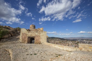 Kastamonu 'nun ana sembollerinden biri olarak, kale şehrin en yüksek noktasından şehrin tacı gibi duruyor. Şato M.S. 12. yüzyılda Komnenolar tarafından inşa edildi..