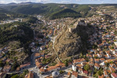 Kastamonu 'nun ana sembollerinden biri olarak, kale şehrin en yüksek noktasından şehrin tacı gibi duruyor. Şato M.S. 12. yüzyılda Komnenolar tarafından inşa edildi..