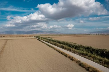 Boş tarlalar sürülmüş, temizlenmiş ve ekilmeye hazır. İzmir - Menemen sade.