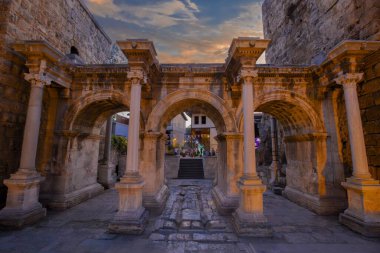 Tarihi Hadrian Kapısı 'nda gün batımı, Antalya, Türkiye.