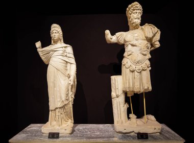 24 Ekim 2023, Antalya: Antalya antik Perge şehrinin kazıları sırasında Antalya Arkeoloji Müzesi galerisinde Julia Domna ve İmparator Seyerus 'un mermer heykeli