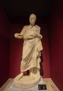 24 Ekim 2023, Antalya: Perge Antik Şehir kazıları sırasında Antalya Arkeoloji Müzesi 'nin galerisinde imparator rahip heykeli.