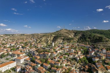 Türkiye - Kastamonu şehri ve saat kulesinin drone görüntüsü. Saat kulesi, yaklaşık 12 metre yüksekliğindeki kule, kesilmiş taştan yapılmıştır.