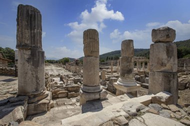 Stratonikeia Antik Şehir. Stratonikeia, Mugla 'da; Eskihisar Köyü' nde, Yatagan 'ın 7 kilometre batısında. Bronz Çağı 'nın sonlarından günümüze kadar kesintisiz bir yerleşim yeri olmuştur.