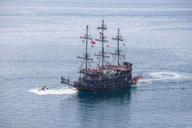 ANTALYA, Türkiye - 24 Ekim 2023: Antalya 'nın güzel koylarında tekne gezisi Akdeniz' de çok popüler bir dinlenme biçimidir.
