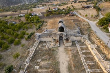 İncirhan kervanı (1339-1340), Anadolu Seljuk Sultanlarından Keykubad Bin Keyhusrev tarafından inşa edilmiştir.).