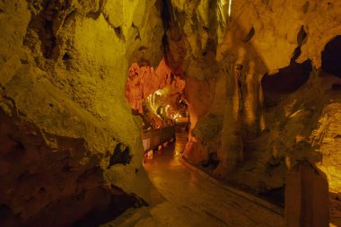 Insuyu Mağarası. Burdur 'un 13 km güneydoğusunda ve Burdur' un Katalagil köyü sınırları içinde yer alır. Serin ve temiz hava mağarada sürekli dolaşır..