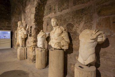 Türkiye - Antalya 23 Ekim 2023; Antik şehir duvarları. Kale duvarlarının kalıntıları ve farklı seviyelerde yıkıcı kuleler. Heykeller. Graves. Manavgat.Manavgat. Ziyaret Tarafına Yerler. taş duvar parçası