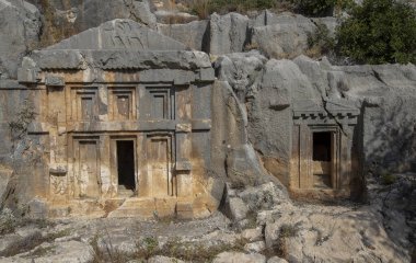 Türkiye 'nin Demre kentindeki antik Myra kentinin kalıntıları. Antik mezarlar ve amfitiyatro.