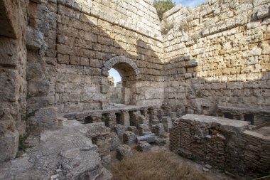 Türkiye 'nin Antalya ilinin Perge (Perga) kentinde bulunan nemfomanın (nymphaion) manzaralı kalıntıları. Antik Yunan şehrinin muhteşem manzarası. Perge Türkiye 'de popüler bir turizm beldesi.