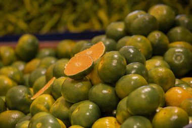 Mandalinalar pazarda.