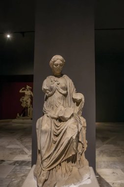 24 Ekim 2023, Antalya: Antalya Arkeoloji Müzesi galerisindeki Antik Perge şehrinin kazıları sırasında Isis heykeli.