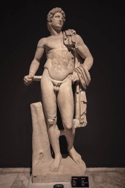 24 Ekim 2023, Antalya: Antalya Arkeoloji Müzesi galerisindeki Antik Perge şehrinin kazıları sırasında Apollo heykeli