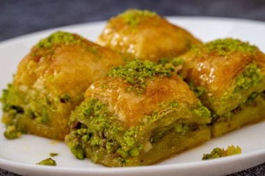 Beyaz tepside Pistachio Türk baklavası. Geleneksel lezzetli Türk baklavası.