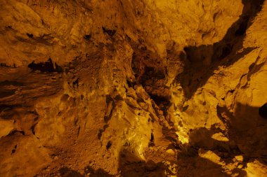 Insuyu Mağarası. Burdur 'un 13 km güneydoğusunda ve Burdur' un Katalagil köyü sınırları içinde yer alır. Serin ve temiz hava mağarada sürekli dolaşır..