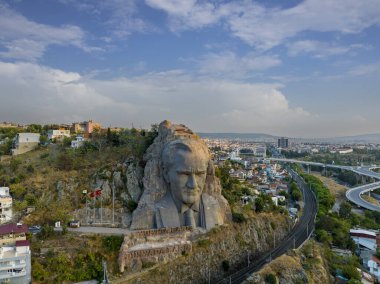 İzmir, Türkiye - 04 Ekim 2023: İzmir 'deki tepede Atatürk Maskesi
