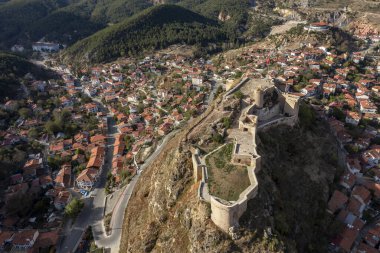 Kastamonu 'nun ana sembollerinden biri olarak, kale şehrin en yüksek noktasından şehrin tacı gibi duruyor. Şato M.S. 12. yüzyılda Komnenolar tarafından inşa edildi..