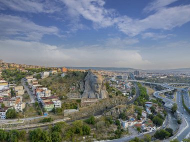 İzmir, Türkiye - 04 Ekim 2023: İzmir 'deki tepede Atatürk Maskesi