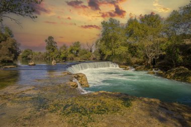 Türkiye 'de Manavgat Şelalesi. Çok popüler bir turizm merkezi..