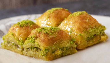 Beyaz tepside Pistachio Türk baklavası. Geleneksel lezzetli Türk baklavası.