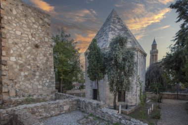 Yivli minaresi, eski Antalya kentinin ana mimari simgelerinden biridir. Türkiye ve Anadolu konsepti
