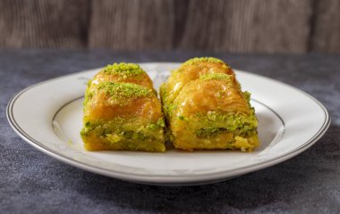Beyaz tepside Pistachio Türk baklavası. Geleneksel lezzetli Türk baklavası.
