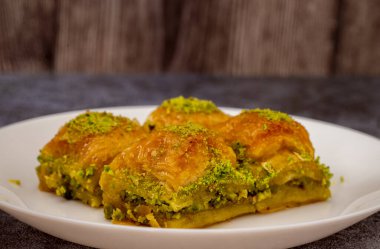 Beyaz tepside Pistachio Türk baklavası. Geleneksel lezzetli Türk baklavası.