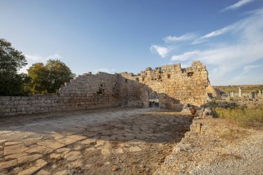 Türkiye 'nin Antalya ilinin Perge (Perga) kentinde bulunan nemfomanın (nymphaion) manzaralı kalıntıları. Antik Yunan şehrinin muhteşem manzarası. Perge Türkiye 'de popüler bir turizm beldesi.