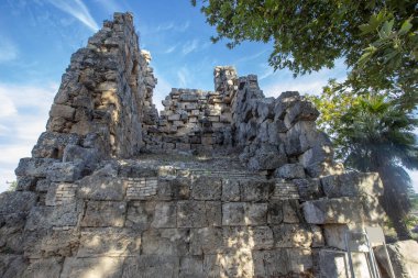 Türkiye 'nin Antalya ilinin Perge (Perga) kentinde bulunan nemfomanın (nymphaion) manzaralı kalıntıları. Antik Yunan şehrinin muhteşem manzarası. Perge Türkiye 'de popüler bir turizm beldesi.