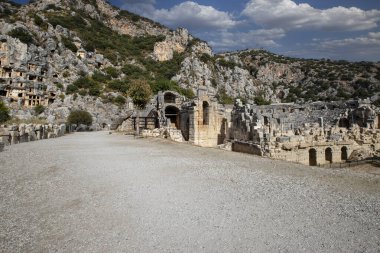Türkiye 'nin Demre kentindeki antik Myra kentinin kalıntıları. Antik mezarlar ve amfitiyatro.