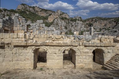 Türkiye 'nin Demre kentindeki antik Myra kentinin kalıntıları. Antik mezarlar ve amfitiyatro.