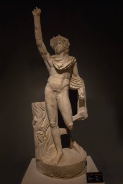 24 Ekim 2023, Antalya: Antalya Arkeoloji Müzesi galerisindeki Antik Perge şehrinin kazıları sırasında Helios heykeli