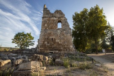 Türkiye 'nin Antalya ilinin Perge (Perga) kentinde bulunan nemfomanın (nymphaion) manzaralı kalıntıları. Antik Yunan şehrinin muhteşem manzarası. Perge Türkiye 'de popüler bir turizm beldesi.