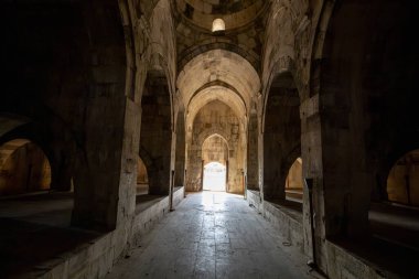 Susuz Han, Antalya 'ya 74 km uzaklıkta, Susuz köyünün merkezinde, Antalya-Burdur yolunun yaklaşık 4 km açığında yer almaktadır..